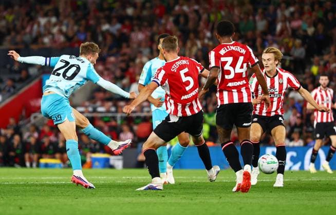 Jarrod Bowen of West Ham United scores a goal to make the score 1-4. Southampton v West Ham United, EFL Carabao Cup, Second Round, Football, St Mary s Stadium, Southampton, UK - 25 Aug 2026Southampton St Mary s Stadium United Kingdom EDITORIAL USE ONLY No use with unauthorised audio, video, data, fixture lists, club league logos or live services. Online in-match use limited to 120 images, no video emulation. No use in betting, games or single club league player publications. Copyright: xJamesxMarsh Shutterstockx 17114998cs