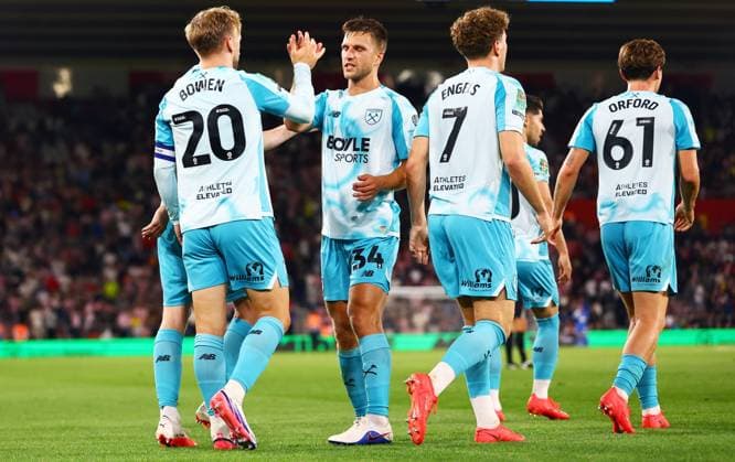 ÂßJarrod Bowen of West Ham United celebrates scoring a goal after making the score 1-4. Southampton v West Ham United, EFL Carabao Cup, Second Round, Football, St Mary s Stadium, Southampton, UK - 25 Aug 2026Southampton St Mary s Stadium United Kingdom EDITORIAL USE ONLY No use with unauthorised audio, video, data, fixture lists, club league logos or live services. Online in-match use limited to 120 images, no video emulation. No use in betting, games or single club league player publications. Copyright: xJamesxMarsh Shutterstockx 17114998cq