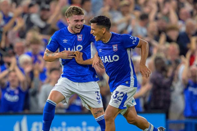 IPSWICH, ENGLAND AUGUST 25 - Marcelino Nunez of Ipswich Town celebrating scoring the team s third goal with Leif Davis of Ipswich Town during the Carabao Cup game between Ipswich Town and Leicester City at Portman Road on August 25, 2026 in Ipswich, England. (Photo by Keeran Marquis Sports Press Photo) Copyright: xKeeranxMarquis SPPx Sportspressphoto_SPR215868