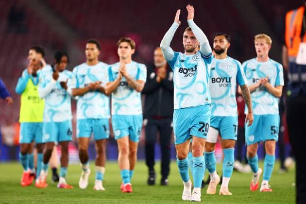Jarrod Bowen of West Ham United and team mates applaud. Southampton v West Ham United, EFL Carabao Cup, Second Round, Football, St Mary s Stadium, Southampton, UK - 25 Aug 2026Southampton St Mary s Stadium United Kingdom EDITORIAL USE ONLY No use with unauthorised audio, video, data, fixture lists, club league logos or live services. Online in-match use limited to 120 images, no video emulation. No use in betting, games or single club league player publications. Copyright: xJamesxMarsh Shutterstockx 17114998cu