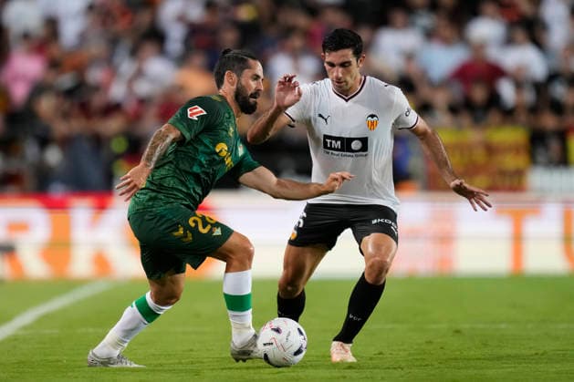 Valencia CF v Real Betis Balompie - LaLiga EA Sports 2026 27 Isco attacking midfield of Betis and Spain and Cesar Tarrega centre-back of Valencia and Spain compete for the ball during the LaLiga EA Sports 2026 27 match between Valencia CF and Real Betis Balompie at Estadi de Mestalla on August 25, 2026 in Valencia, Spain. Valencia Spain  Copyright: xJosexBretonx originalFilename:bretonhernandez-valencia260825_np26o.jpg