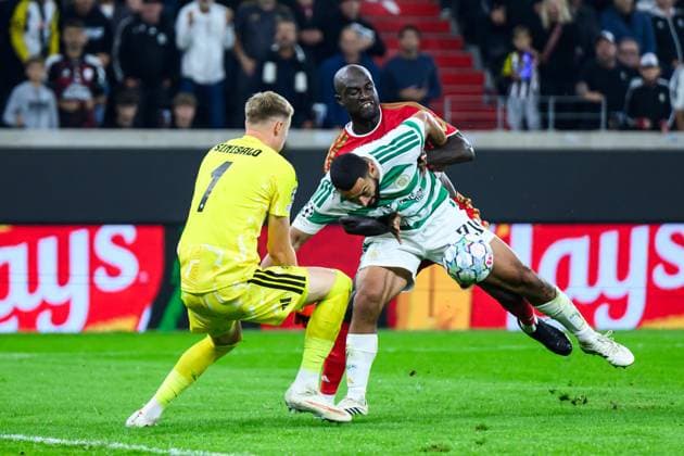 SOCCER - UEFA CL, LASK vs Celtic LINZ,AUSTRIA,25.AUG.26 - SOCCER - UEFA Champions League, play-off, Linzer ASK vs Celtic Glasgow. Image shows Viljami Sinisalo, Cameron Carter-Vickers (Celtic) and Samuel Adeniran (LASK).  GEPAxpictures xChristianxMoser