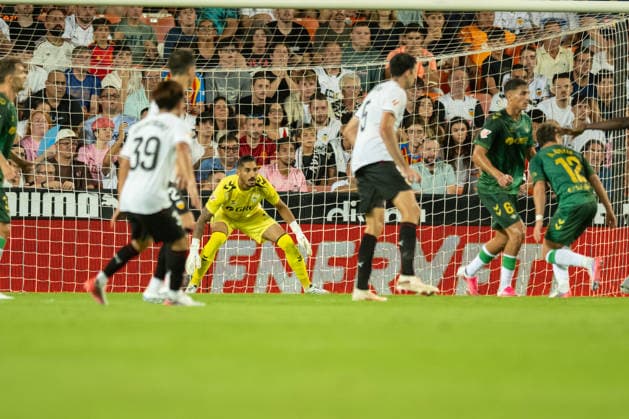ESP: LaLiga EA Sports Valencia CF v Real Betis Alvaro Valles of Real Betis during LaLiga EA Sports match between Valencia CF v Real Betis played at Mestalla Stadium, Valencia on August 25 2026 in Spain Spain Soccer *** ESP LaLiga EA Sports Valencia CF vs. Real Betis: Álvaro Valles of Real Betis during the LaLiga EA Sports match between Valencia CF and Real Betis, played at Mestalla Stadium in Valencia on August 25, 2026, in Spain. Spanish Soccer Copyright: xAgenciaxLOFx