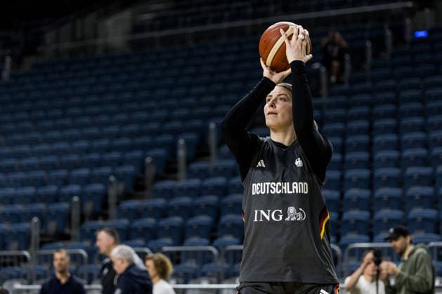 COLOGNE, GERMANY - AUGUST 25: Luisa Geiselsoeder (Geiselsöder, Germany, 15) controls the ball during media training of DBB Germany women at Lanxess Arena on August 25, 2026 in Cologne, Germany. North Rhine Westphalia Germany Copyright: xSteffiexWunderlx