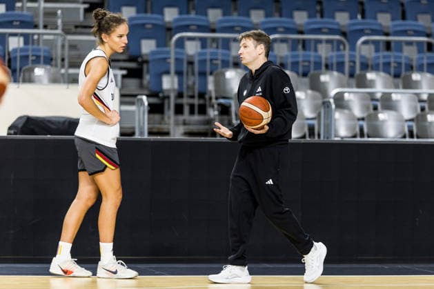 COLOGNE, GERMANY - AUGUST 25: Clara Bielefeld (Germany, 25) being coached by Olaf Lange (Head Coach Germany) during media training of DBB Germany women at Lanxess Arena on August 25, 2026 in Cologne, Germany. North Rhine Westphalia Germany Copyright: xSteffiexWunderlx