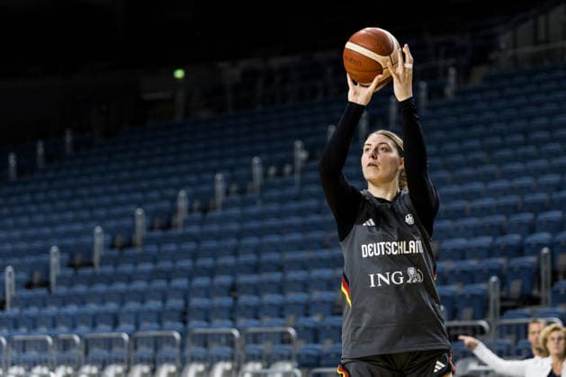 COLOGNE, GERMANY - AUGUST 25: Luisa Geiselsoeder (Geiselsöder, Germany, 15) controls the ball during media training of DBB Germany women at Lanxess Arena on August 25, 2026 in Cologne, Germany. North Rhine Westphalia Germany Copyright: xSteffiexWunderlx
