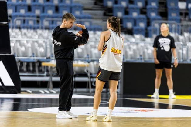 COLOGNE, GERMANY - AUGUST 25: Olaf Lange (Head Coach Germany) coaching Britta Daub (Germany, 19) during media training of DBB Germany women at Lanxess Arena on August 25, 2026 in Cologne, Germany. North Rhine Westphalia Germany Copyright: xSteffiexWunderlx