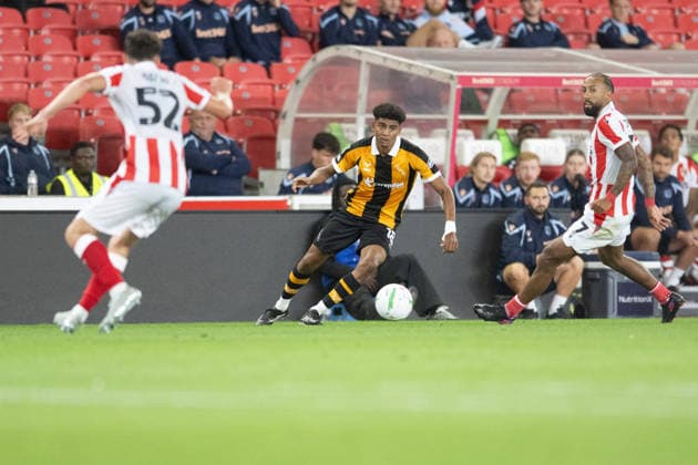 Stoke City v Hull City Carabao Cup Cody Drameh of Hull City takes on Stoke City players during the Carabao Cup Second Round match between Stoke City and Hull City at the bet365 Stadium, Stoke-on-Trent 25 08 2026 UK Newspapers OUT Copyright: xMattxWilkinsonx FIL-23823-0215