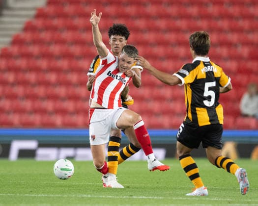 Stoke City v Hull City Carabao Cup Lucas Herrington of Hull City challenges a Stoke City player during the Carabao Cup Second Round match between Stoke City and Hull City at the bet365 Stadium, Stoke-on-Trent 25 08 2026 UK Newspapers OUT Copyright: xMattxWilkinsonx FIL-23823-0218