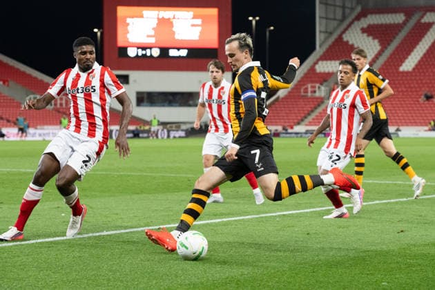 Stoke City v Hull City Carabao Cup Liam Millar of Hull City with a cross during the Carabao Cup Second Round match between Stoke City and Hull City at the bet365 Stadium, Stoke-on-Trent 25 08 2026 UK Newspapers OUT Copyright: xMattxWilkinsonx FIL-23823-0220