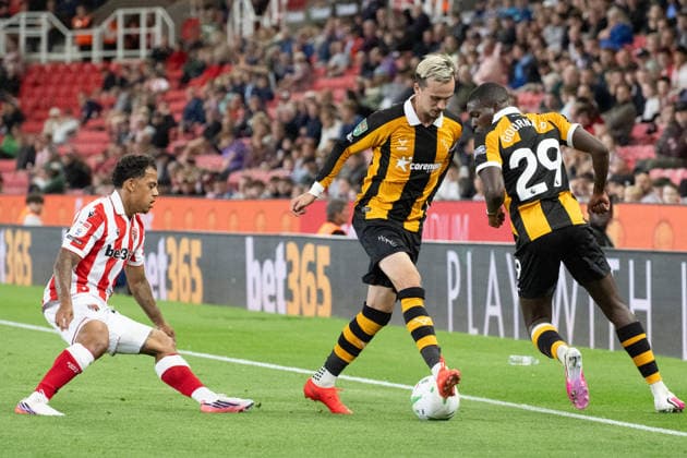 Stoke City v Hull City Carabao Cup Liam Millar of Hull City controls the ball ahead of a Stoke City player during the Carabao Cup Second Round match between Stoke City and Hull City at the bet365 Stadium, Stoke-on-Trent 25 08 2026 UK Newspapers OUT Copyright: xMattxWilkinsonx FIL-23823-0221