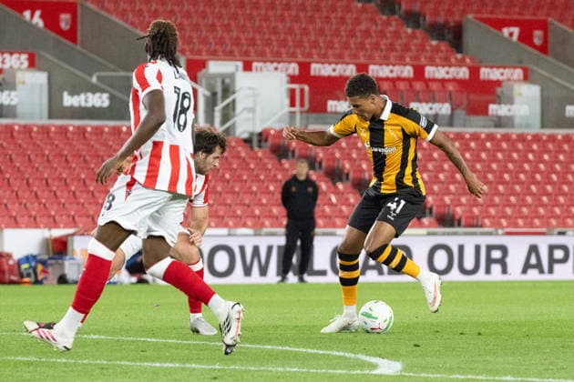 Stoke City v Hull City Carabao Cup Tyrell Sellars-Fleming of Hull City takes on the Stoke City defence during the Carabao Cup Second Round match between Stoke City and Hull City at the bet365 Stadium, Stoke-on-Trent 25 08 2026 UK Newspapers OUT Copyright: xMattxWilkinsonx FIL-23823-0222
