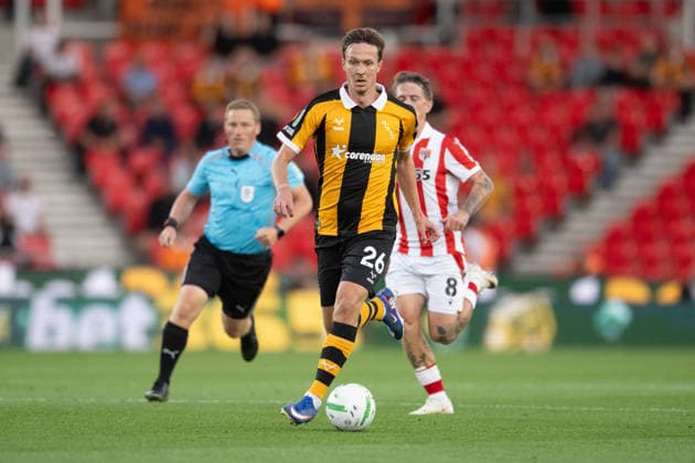 Stoke City v Hull City Carabao Cup Regan Slater of Hull City pushes forward during the Carabao Cup Second Round match between Stoke City and Hull City at the bet365 Stadium, Stoke-on-Trent 25 08 2026 UK Newspapers OUT Copyright: xMattxWilkinsonx FIL-23823-0223