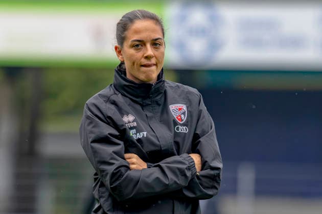 Burghausen, Deutschland 25. August 2026: Toto-Pokal - Bayerischer Landespokal - 2026 2027 - Achtelfinale - SV Wacker Burghausen gegen FC Ingolstadt 04 Im Bild: Trainerin Sabrina Wittmann (FCI) flatbuy-Stadion Bayern *** Burghausen, Germany, August 25, 2026; Toto Cup (Bavarian State Cup) 2026–2027, Round of 16: SV Wacker Burghausen vs. FC Ingolstadt 04. Pictured: FCI coach Sabrina Wittmann at the Flatbuy Stadium in Bavaria. Copyright: xFotostandx xSchäferx