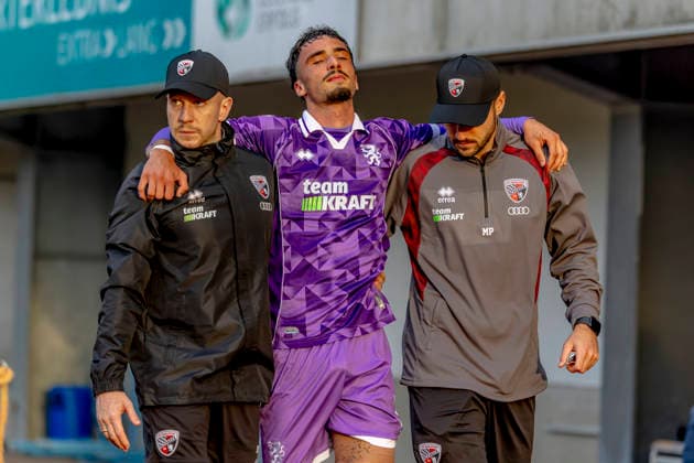 Burghausen, Deutschland 25. August 2026: Toto-Pokal - Bayerischer Landespokal - 2026 2027 - Achtelfinale - SV Wacker Burghausen gegen FC Ingolstadt 04 Im Bild: 2. v.li. Davide-Danilo Sekulovic (FCI) wird verletzt vom Spielfeld begleitet. flatbuy-Stadion Bayern *** Burghausen, Germany, August 25, 2026, Toto Cup, 2026–2027 Bavarian State Cup, Round of 16: SV Wacker Burghausen vs. FC Ingolstadt 04. Pictured, second from left: Davide Danilo Sekulovic of FCI is escorted off the field after sustaining an injury at the flatbuy Stadium in Bavaria. Copyright: xFotostandx xSchäferx