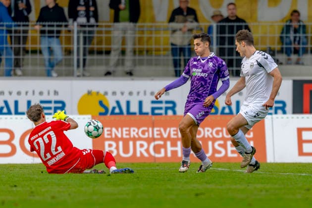 Burghausen, Deutschland 25. August 2026: Toto-Pokal - Bayerischer Landespokal - 2026 2027 - Achtelfinale - SV Wacker Burghausen gegen FC Ingolstadt 04 Im Bild: 2. v.li. Emre Gül Guel (FCI) mit der Chance zum 0:2 flatbuy-Stadion Bayern *** Burghausen, Germany, August 25, 2026, Toto Cup, 2026–2027 Bavarian State Cup, Round of 16: SV Wacker Burghausen vs. FC Ingolstadt 04. Pictured, second from the left: Emre Gül Guel of FCI with a chance to make it 0–2 at the flatbuy Stadium in Bavaria. Copyright: xFotostandx xSchäferx