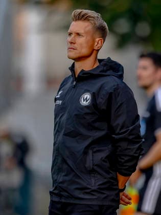 Burghausen, Deutschland 25. August 2026: Toto-Pokal - Bayerischer Landespokal - 2026 2027 - Achtelfinale - SV Wacker Burghausen gegen FC Ingolstadt 04 Im Bild: Trainer Matthias Ostrzolek (Burghausen) flatbuy-Stadion Bayern *** Burghausen, Germany, August 25, 2026; Toto Cup (Bavarian State Cup) 2026–2027, Round of 16: SV Wacker Burghausen vs. FC Ingolstadt 04; Pictured: Coach Matthias Ostrzolek; Burghausen, flatbuy Stadium, Bavaria Copyright: xFotostandx xSchäferx