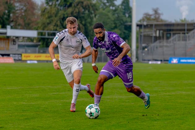 Burghausen, Deutschland 25. August 2026: Toto-Pokal - Bayerischer Landespokal - 2026 2027 - Achtelfinale - SV Wacker Burghausen gegen FC Ingolstadt 04 Im Bild: v. li. im Zweikampf Alexander Gordok (Burghausen) und Keanan Bennetts (FCI) flatbuy-Stadion Bayern *** Burghausen, Germany, August 25, 2026, Toto Cup, 2026–2027 Bavarian State Cup, Round of 16: SV Wacker Burghausen vs. FC Ingolstadt 04. Pictured, from left, in a tackle: Alexander Gordok (Burghausen) and Keanan Bennetts (FCI) at the Flatbuy Stadium in Bavaria. Copyright: xFotostandx xSchäferx