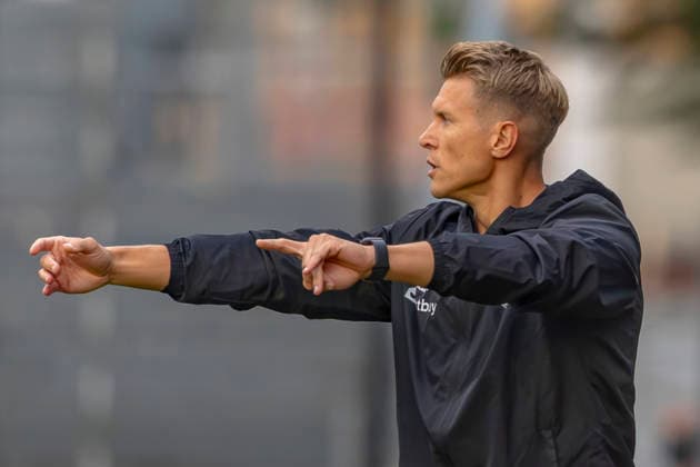 Burghausen, Deutschland 25. August 2026: Toto-Pokal - Bayerischer Landespokal - 2026 2027 - Achtelfinale - SV Wacker Burghausen gegen FC Ingolstadt 04 Im Bild: Trainer Matthias Ostrzolek (Burghausen) gestikuliert auf dem Spielfeld. flatbuy-Stadion Bayern *** Burghausen, Germany, August 25, 2026, Toto Cup (Bavarian State Cup) 2026–2027, Round of 16: SV Wacker Burghausen vs. FC Ingolstadt 04. Pictured: Burghausen coach Matthias Ostrzolek gesturing on the field at the flatbuy Stadium in Bavaria. Copyright: xFotostandx xSchäferx