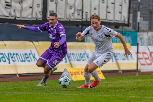 Burghausen, Deutschland 25. August 2026: Toto-Pokal - Bayerischer Landespokal - 2026 2027 - Achtelfinale - SV Wacker Burghausen gegen FC Ingolstadt 04 Im Bild: v. li. im Zweikampf Ognjen Drakulic (FCI) und Benedikt Schwarzensteiner (Burghausen) flatbuy-Stadion Bayern *** Burghausen, Germany, August 25, 2026, Toto Cup, 2026–2027 Bavarian State Cup, Round of 16: SV Wacker Burghausen vs. FC Ingolstadt 04. Pictured, from left, in a tackle: Ognjen Drakulic (FCI) and Benedikt Schwarzensteiner (Burghausen)at Flatbuy Stadium, Bavaria Copyright: xFotostandx xSchäferx
