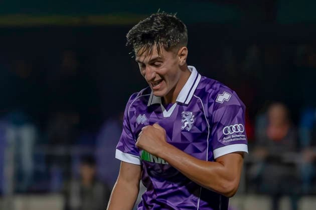Burghausen, Deutschland 25. August 2026: Toto-Pokal - Bayerischer Landespokal - 2026 2027 - Achtelfinale - SV Wacker Burghausen gegen FC Ingolstadt 04 Im Bild: Torschütze Emre Gül Guel (FCI) jubelt nach seinem Tor zum 0:4 flatbuy-Stadion Bayern *** Burghausen, Germany, August 25, 2026, Toto Cup, 2026–2027 Bavarian State Cup, Round of 16: SV Wacker Burghausen vs. FC Ingolstadt 04. Pictured: Goal scorer Emre Gül Guel of FCI celebrates after scoring the 0–4 goal at flatbuy Stadium Bayern. Copyright: xFotostandx xSchäferx