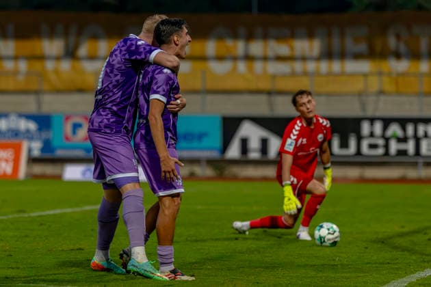 Burghausen, Deutschland 25. August 2026: Toto-Pokal - Bayerischer Landespokal - 2026 2027 - Achtelfinale - SV Wacker Burghausen gegen FC Ingolstadt 04 Im Bild: 2. v.li. Torschütze Emre Gül Guel (FCI) jubelt nach seinem Tor zum 0:2 mit Lars Lokotsch (FCI) flatbuy-Stadion Bayern *** Burghausen, Germany, August 25, 2026, Toto Cup, 2026–2027 Bavarian State Cup, Round of 16: SV Wacker Burghausen vs. FC Ingolstadt 04. Pictured, second from left: Goal scorer Emre Gül Guel of FCI celebrates after scoring the 0–2 goal with Lars Lokotsch of FCI, celebrating at the Flatbuy Stadium in Bavaria Copyright: xFotostandx xSchäferx