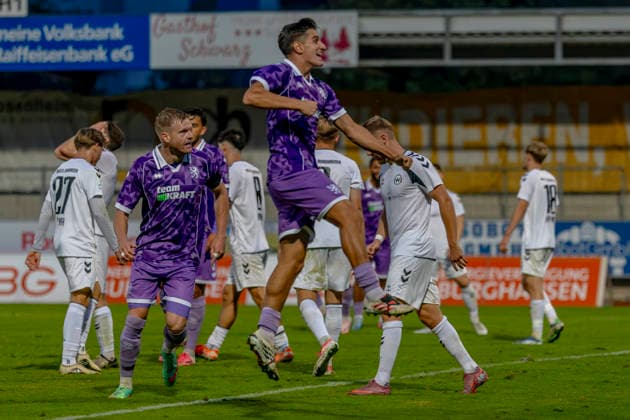 Burghausen, Deutschland 25. August 2026: Toto-Pokal - Bayerischer Landespokal - 2026 2027 - Achtelfinale - SV Wacker Burghausen gegen FC Ingolstadt 04 Im Bild: im Vordergrund Torschütze Emre Gül Guel (FCI) jubelt nach seinem Tor zum 0:2 flatbuy-Stadion Bayern *** Burghausen, Germany, August 25, 2026, Toto Cup, 2026–2027 Bavarian State Cup, Round of 16: SV Wacker Burghausen vs. FC Ingolstadt 04. Pictured in the foreground: Goal scorer Emre Gül Guel of FCI celebrates after scoring the goal to make it 0–2. flatbuy Bayern Stadium Copyright: xFotostandx xSchäferx