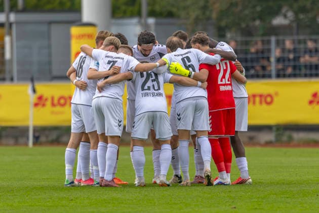 Burghausen, Deutschland 25. August 2026: Toto-Pokal - Bayerischer Landespokal - 2026 2027 - Achtelfinale - SV Wacker Burghausen gegen FC Ingolstadt 04 Im Bild: Die Spieler von Wacker bilden einen Mannschaftskreis zum Schulterschluss. flatbuy-Stadion Bayern *** Burghausen, Germany, August 25, 2026 Toto Cup (Bavarian State Cup) 2026–2027 Round of 16: SV Wacker Burghausen vs. FC Ingolstadt 04. Pictured: The Wacker players form a team circle to show solidarity at the flatbuy Stadium in Bavaria. Copyright: xFotostandx xSchäferx