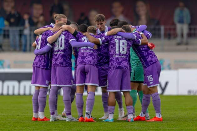 Burghausen, Deutschland 25. August 2026: Toto-Pokal - Bayerischer Landespokal - 2026 2027 - Achtelfinale - SV Wacker Burghausen gegen FC Ingolstadt 04 Im Bild: Die Spieler des FCI bilden einen Mannschaftskreis zum Schulterschluss. flatbuy-Stadion Bayern *** Burghausen, Germany, August 25, 2026 Toto Cup (Bavarian State Cup) 2026–2027 Round of 16: SV Wacker Burghausen vs. FC Ingolstadt 04. Pictured: FCI players form a team circle to show solidarity at the Flatbuy Stadium in Bavaria. Copyright: xFotostandx xSchäferx