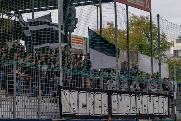 Burghausen, Deutschland 25. August 2026: Toto-Pokal - Bayerischer Landespokal - 2026 2027 - Achtelfinale - SV Wacker Burghausen gegen FC Ingolstadt 04 Im Bild: Die Fans von Wacker Burghausen schwenken Fahnen im Fanblock flatbuy-Stadion Bayern *** Burghausen, Germany, August 25, 2026 Toto Cup (Bavarian State Cup) 2026–2027 Round of 16: SV Wacker Burghausen vs. FC Ingolstadt 04. Pictured: Wacker Burghausen fans waving flags in the fan section at the flatbuy Stadium in Bavaria. Copyright: xFotostandx xSchäferx