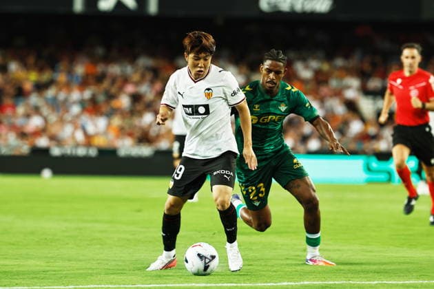 (L-R) Ryunosuke Sato (Valencia), Junior Firpo (Betis), AUGUST 25, 2026 - Football Soccer : Spanish LaLiga EA Sports match between Valencia CF - Real Betis Balompie at the Estadio de Mestalla in Valencia, Spain. Noxthirdxpartyxsales  aflo_342983564 MutsuxKawamorix