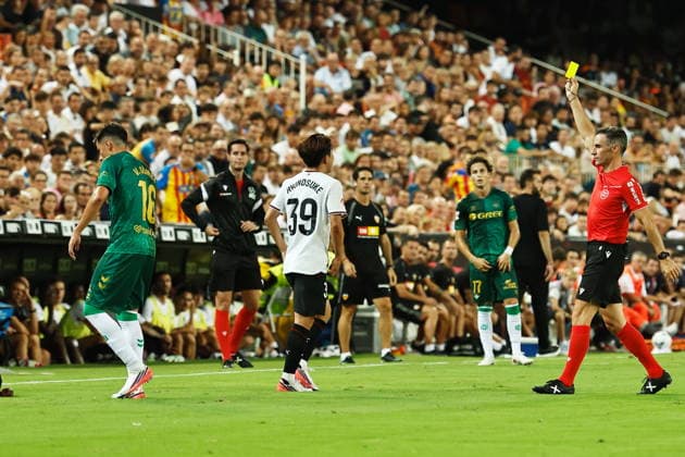 Ryunosuke Sato (Valencia), AUGUST 25, 2026 - Football Soccer : Sato receive yeloow card during Spanish LaLiga EA Sports match between Valencia CF - Real Betis Balompie at the Estadio de Mestalla in Valencia, Spain. Noxthirdxpartyxsales  aflo_342983608 MutsuxKawamorix