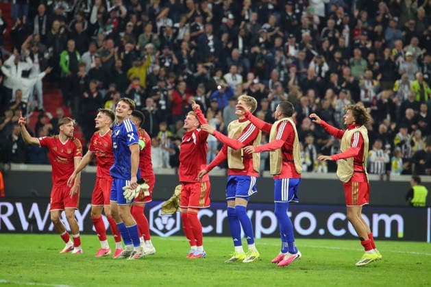 LINZ, AUSTRIA - AUGUST 25: LASK players celebrate the 5:1 win with their fans after the UEFA Champions League Play-off 2nd leg match between LASK and Celtic Glasgow at Oberoesterreich Arena on August 25, 2026 in Linz, Austria. (Photo by Severin Aichbauer Sports Press Photo SPP)  Copyright: xSeverinxAichbauer SPPx Sportspressphoto_SPR215955