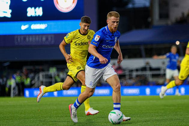 BIRMINGHAM, ENGLAND - August 25: Carlos Vicente of Birmingham City on the ball during the Carabao Cup football match between Birmingham City and Brentford at St Andrews @ Knighthead Park on August 25, 2026 in Birmingham, England Copyright: xNataliexMincher SPPx Sportspressphoto_SPR215971