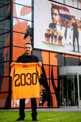 ZEIST, NETHERLANDS - AUGUST 25: Netherlands head coach Xavi Hernandez poses with a Netherlands jersey as he is unveiled as the new head coach of the Netherlands men s football team at the KNVB Campus on August 25, 2026 in Zeist, Netherlands.  Copyright: xRenexNijhuis MBxMediax