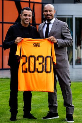 ZEIST, NETHERLANDS - AUGUST 25: Netherlands head coach Xavi Hernandez and KNVB director of football Nigel de Jong pose with a Netherlands jersey during the unveiling of Xavi Hernandez as the new head coach of the Netherlands men s football team at the KNVB Campus on August 25, 2026 in Zeist, Netherlands.  Copyright: xRenexNijhuis MBxMediax