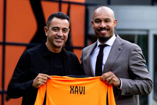 ZEIST, NETHERLANDS - AUGUST 25: Netherlands head coach Xavi Hernandez and KNVB director of football Nigel de Jong pose with a Netherlands jersey during the unveiling of Xavi Hernandez as the new head coach of the Netherlands men s football team at the KNVB Campus on August 25, 2026 in Zeist, Netherlands.  Copyright: xRenexNijhuis MBxMediax