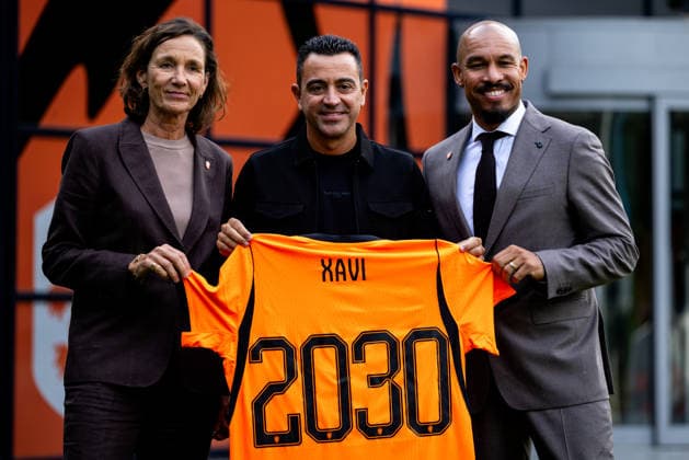 ZEIST, NETHERLANDS - AUGUST 25: KNVB director Marianne van Leeuwen, Netherlands head coach Xavi Hernandez and KNVB director of football Nigel de Jong pose with a Netherlands jersey during the unveiling of Xavi Hernandez as the new head coach of the Netherlands men s football team at the KNVB Campus on August 25, 2026 in Zeist, Netherlands.  Copyright: xRenexNijhuis MBxMediax