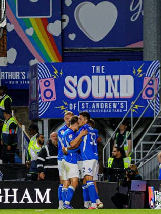 BIRMINGHAM, ENGLAND - August 25: Demarai Gray of Birmingham City celebrates scoring the equaliser during the Carabao Cup football match between Birmingham City and Brentford at St Andrews @ Knighthead Park on August 25, 2026 in Birmingham, England Copyright: xNataliexMincher SPPx Sportspressphoto_SPR215976