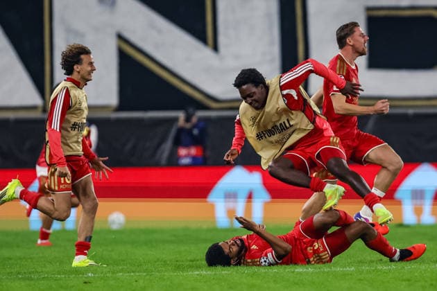 SOCCER - UEFA CL, LASK vs Celtic LINZ,AUSTRIA,25.AUG.26 - SOCCER - UEFA Champions League, play-off, Linzer ASK vs Celtic Glasgow. Image shows the rejoicing of the team LASK.  GEPAxpictures xManuelxBinder