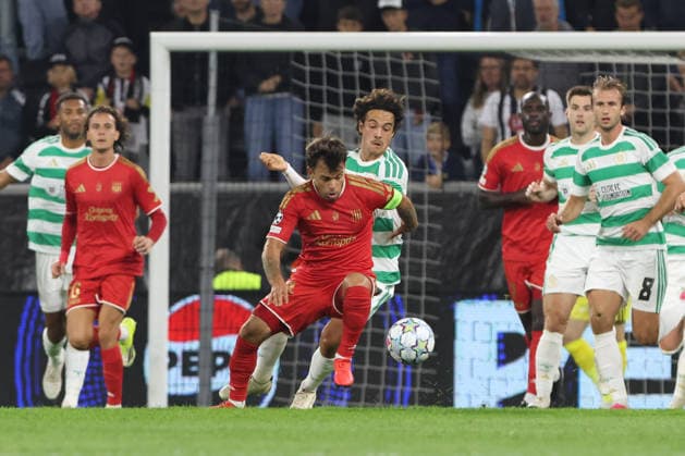 LINZ, AUSTRIA - AUGUST 25: Sascha Horvath of LASK and Mika Baur of Celtic Glasgow during the UEFA Champions League Play-off 2nd leg match between LASK and Celtic Glasgow at Oberoesterreich Arena on August 25, 2026 in Linz, Austria. (Photo by Severin Aichbauer Sports Press Photo SPP)  Copyright: xSeverinxAichbauer SPPx Sportspressphoto_SPR215984
