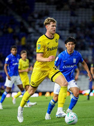 BIRMINGHAM, ENGLAND - August 25: Nathan Collins of Brentford on the ball during the Carabao Cup football match between Birmingham City and Brentford at St Andrews @ Knighthead Park on August 25, 2026 in Birmingham, England Copyright: xNataliexMincher SPPx Sportspressphoto_SPR215990