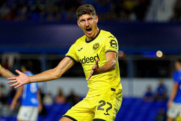 BIRMINGHAM, ENGLAND - August 25: Vitaly Janelt of Brentford gestures at the linesman during the Carabao Cup football match between Birmingham City and Brentford at St Andrews @ Knighthead Park on August 25, 2026 in Birmingham, England Copyright: xNataliexMincher SPPx Sportspressphoto_SPR216002