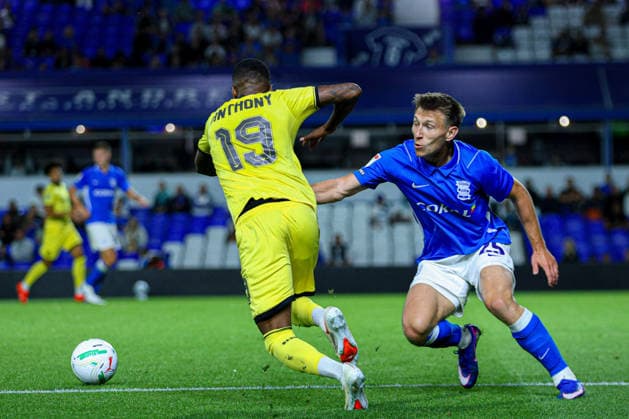 BIRMINGHAM, ENGLAND - August 25: Kristoffer Lund of Birmingham City tries to stop Jaidon Anthony of Brentford during the Carabao Cup football match between Birmingham City and Brentford at St Andrews @ Knighthead Park on August 25, 2026 in Birmingham, England Copyright: xNataliexMincher SPPx Sportspressphoto_SPR216011