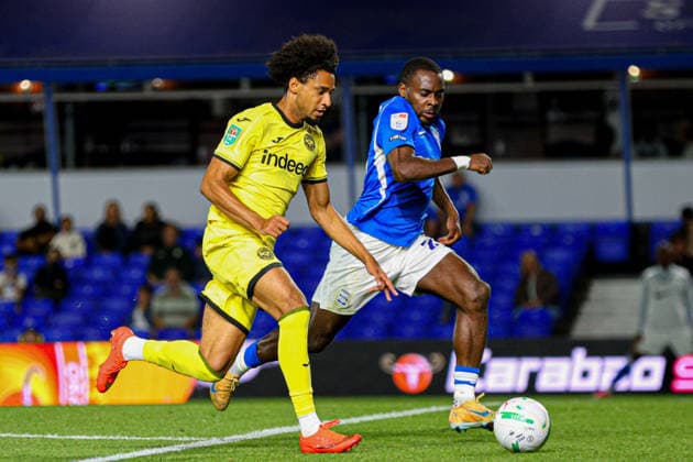 BIRMINGHAM, ENGLAND - August 25: Kevin Schade of Brentford on the ball during the Carabao Cup football match between Birmingham City and Brentford at St Andrews @ Knighthead Park on August 25, 2026 in Birmingham, England Copyright: xNataliexMincher SPPx Sportspressphoto_SPR216015