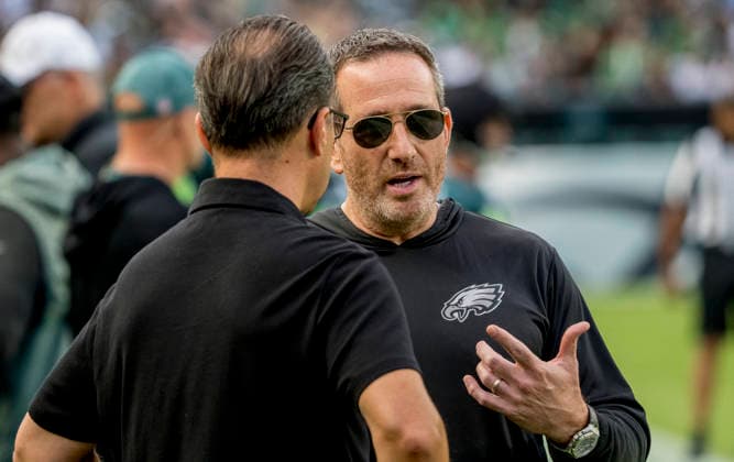August 25, 2026, Philadelphia, Pa, USA: Philadelphia Eagles General Manager Howie Roseman talks with Pennsylvania Governor Josh Shapiro during the Philadelphia Eagles public practice at Lincoln Financial Field in Philadelphia, Pennsylvania on August 25, 2026. Cal Media NFL, American Football Herren, USA 2026: Philadelphia Eagles Public Practice AUG 25  - ZUMAcs17 20260825_faf_cs17_009 Copyright: xScottxSeriox