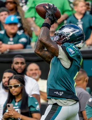 August 25, 2026, Philadelphia, Pa, USA: Philadelphia Eagles wide receiver Hollywood Brown catches a pass during the Philadelphia Eagles public practice at Lincoln Financial Field in Philadelphia, Pennsylvania on August 25, 2026. Cal Media NFL, American Football Herren, USA 2026: Philadelphia Eagles Public Practice AUG 25  - ZUMAcs17 20260825_faf_cs17_014 Copyright: xScottxSeriox