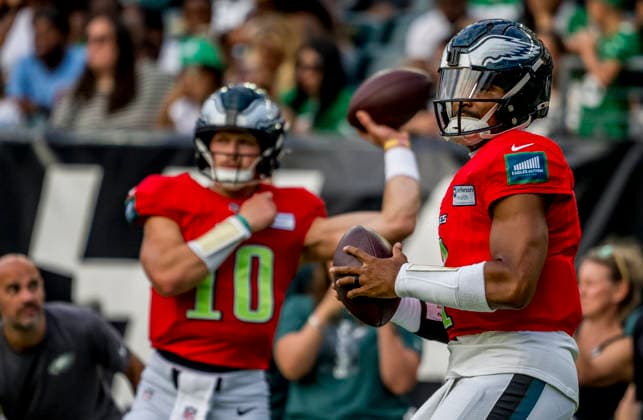 NFL, American Football Herren, USA 2026: Philadelphia Eagles Public Practice AUG 25 August 25, 2026, Philadelphia, Pa, USA: Philadelphia Eagles quarterback Jalen Hurts practices during the Philadelphia Eagles public practice at Lincoln Financial Field in Philadelphia, Pennsylvania on August 25, 2026. Scott Serio Cal Media(Credit Image: Scott Serio Cal Sport Media) Philadelphia Pa USA EDITORIAL USE ONLY Copyright: xx ZUMA-20260825_faf_cs17_008.jpg ScottxSeriox csmphotothree514852