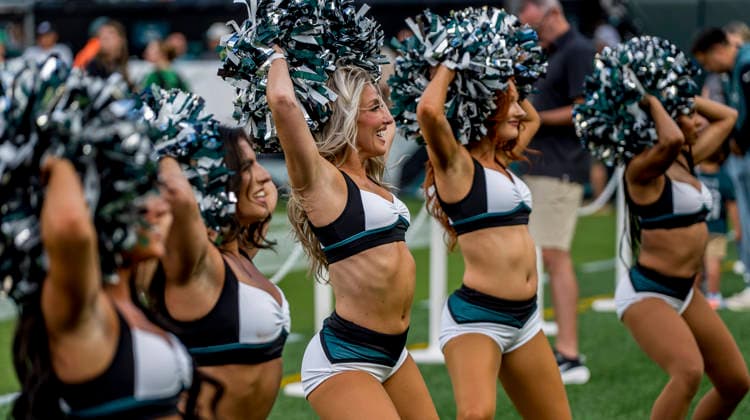 August 25, 2026, Philadelphia, Pa, USA: The Eagles cheerleaders cheer during the Philadelphia Eagles public practice at Lincoln Financial Field in Philadelphia, Pennsylvania on August 25, 2026. Cal Media NFL, American Football Herren, USA 2026: Philadelphia Eagles Public Practice AUG 25  - ZUMAcs17 20260825_faf_cs17_021 Copyright: xScottxSeriox