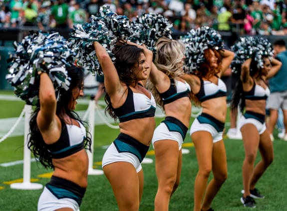 August 25, 2026, Philadelphia, Pa, USA: The Eagles cheerleaders cheer during the Philadelphia Eagles public practice at Lincoln Financial Field in Philadelphia, Pennsylvania on August 25, 2026. Cal Media NFL, American Football Herren, USA 2026: Philadelphia Eagles Public Practice AUG 25  - ZUMAcs17 20260825_faf_cs17_023 Copyright: xScottxSeriox